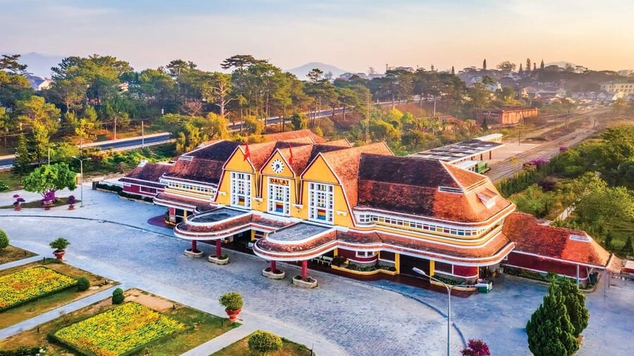 DALAT EASY RIDER CITY SMALL GROUP TOUR BY MOTORBIKE - Guide Style and Local Conversation