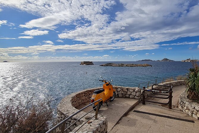 E-motorbike virtual guided tour in Marseille - Going farther toward Les Goudes and the Calanques