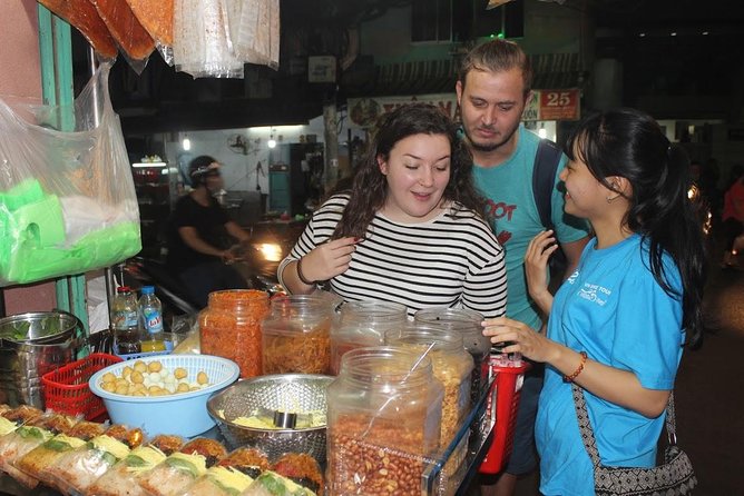 Food Tour by motorbike with local students - Stop four: snails, seafood, and dessert