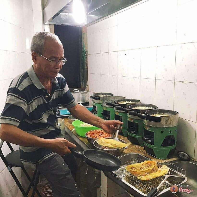 Hanoi: Private Motorbike Tour with Highlight Local Food - Key points at a glance