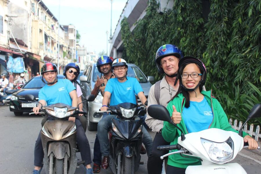 Ho Chi Minh: Explore the city by motorbike - District 10: Ho Thi Ki flower market after dark