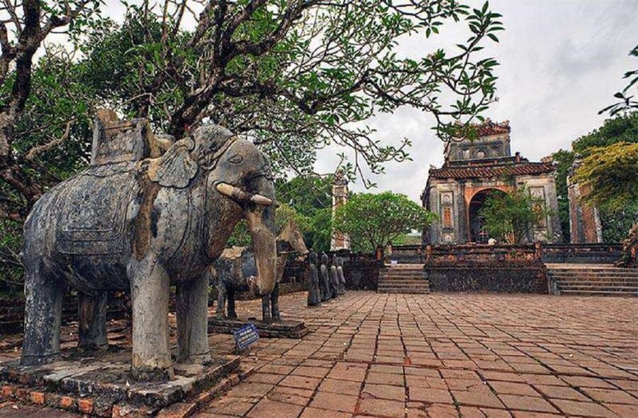 Hue City Motorbike Tour to Countryside, Pagoda & Royal Tombs - The guide makes the difference