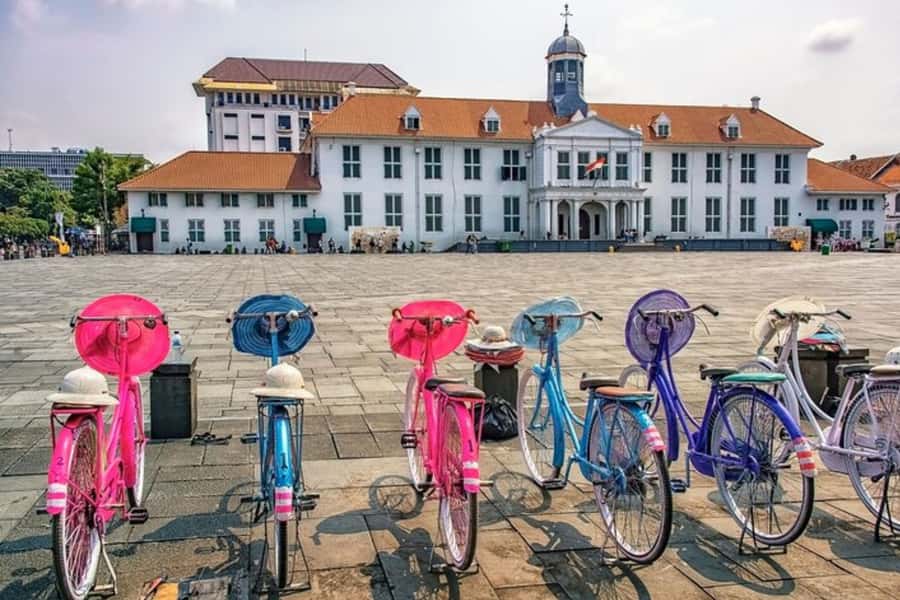 Jakarta: Private Customizable Motorbike Tour - Motorbike, walking, and public transport