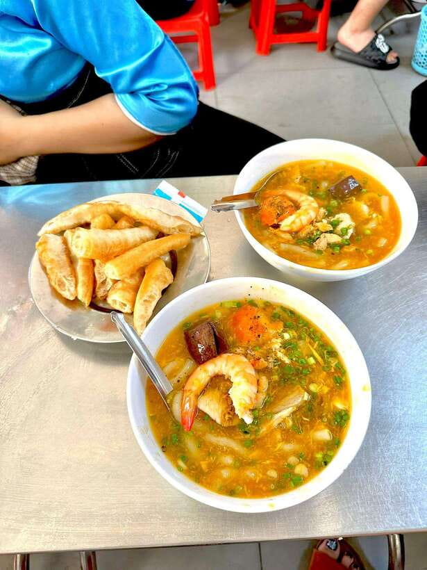 KISSTOUR | Motorbike Food Tour Female Drivers in Ho Chi Minh - Why a scooter food tour fits Ho Chi Minh City