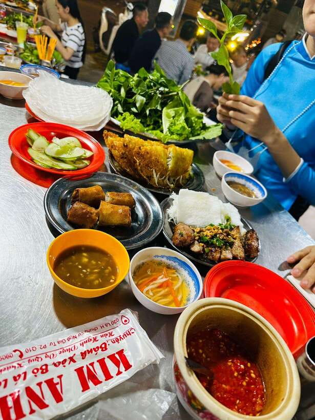 KISSTOUR | Motorbike Food Tour Female Drivers in Ho Chi Minh - The first food stop: Vietnamese noodle soup