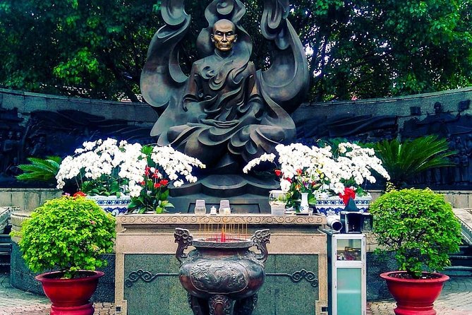 Private Hidden-Gem Sightseeing Motorbike Tour with Local Students - A Buddhist temple in District 5