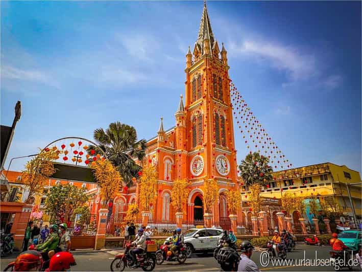 Private Tour: Visit 5 Districts In Ho Chi Minh By Motorbike - Beef Noodles and Cheo Leo Coffee