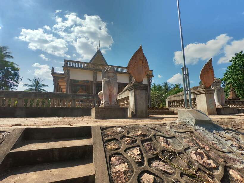 Siem Reap: 6-Hour Easy Rider Motorbike Tour - Lunch beside the lake