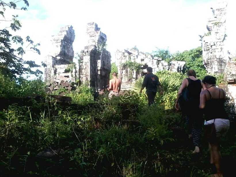 Siem Reap: 8-Hour Forgotten Treasures Motorbike Tour - Chau Srei Vibol and the mystery of a war temple