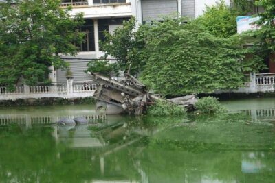 Small-group motorbike sightseeing and food tour in Hanoi