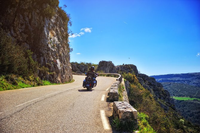 Stroll on a Harley Davidson, Full day passenger duet with your guide - Who will enjoy this most